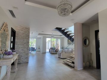 En venta lujosa y moderna casa en Isla Mocoli