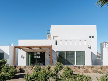 Casa Amueblada con Vista al Mar en Villas Punta Piedra con Amenidades de Estilo Resort