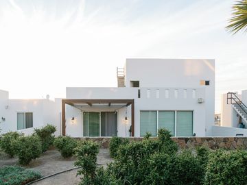 Casa Amueblada con Vista al Mar en Villas Punta Piedra con Amenidades de Estilo Resort