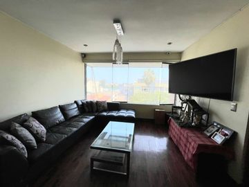 DEPARTAMENTO FLAT EN VENTA, CON EXCELENTE UBICACION Urb. BENAVIDES. EN SANTIAGO DE SURCO.