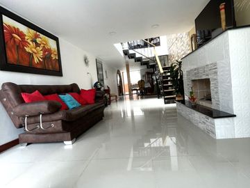 Vendo hermosa casa ubicada en el sector de Viveros, Manizales.