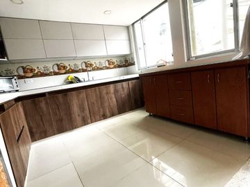 Vendo hermosa casa ubicada en el sector de Viveros, Manizales.