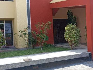EXCELENTE CASA CON FRENTE A GALVEZ BARRENECHEA, CORPAC