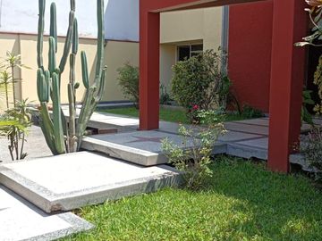 EXCELENTE CASA CON FRENTE A GALVEZ BARRENECHEA, CORPAC
