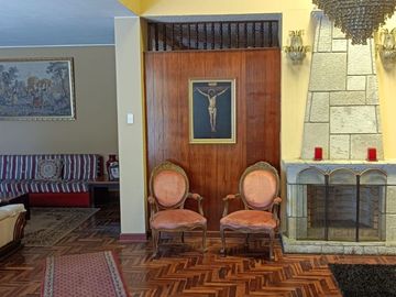 EXCELENTE CASA CON FRENTE A GALVEZ BARRENECHEA, CORPAC