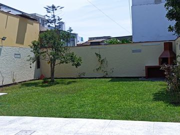 EXCELENTE CASA CON FRENTE A GALVEZ BARRENECHEA, CORPAC