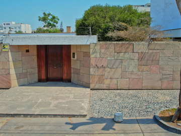 CASA COMO TERRENO EN SANTIAGO DE SURCO