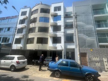 AMPLIO DEPARTAMENTO  4 DORMITORIOS FRENTE A PARQUE
