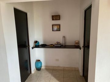 ALQUILO BONITA, ILUMINADA  Y ESPACIOSA CASA RÚSTICA  TRIPLEX CON PISCINA - 4 HABITACIONES - 3 COCHERAS