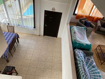 ALQUILO BONITA, ILUMINADA  Y ESPACIOSA CASA RÚSTICA  TRIPLEX CON PISCINA - 4 HABITACIONES - 3 COCHERAS