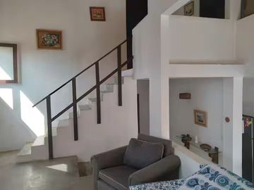 ALQUILO BONITA, ILUMINADA  Y ESPACIOSA CASA RÚSTICA  TRIPLEX CON PISCINA - 4 HABITACIONES - 3 COCHERAS