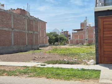 VENTA DE TERRENO FRENTE A PARQUE EN URB. EL SANTUARIO DE CHICLAYO