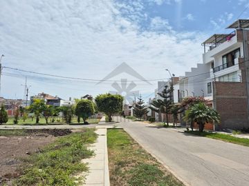 VENTA DE TERRENO FRENTE A PARQUE EN URB. EL SANTUARIO DE CHICLAYO