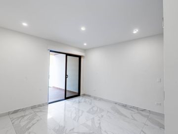 Casa moderna con elevador e impresionantes vistas panoramicas al oceano en Mision Viejo