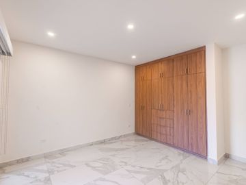 Casa moderna con elevador e impresionantes vistas panoramicas al oceano en Mision Viejo