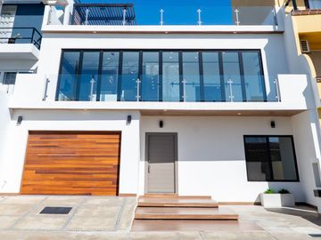 Casa moderna con elevador e impresionantes vistas panoramicas al oceano en Mision Viejo