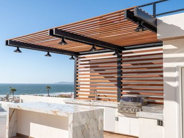 Casa moderna con elevador e impresionantes vistas panoramicas al oceano en Mision Viejo