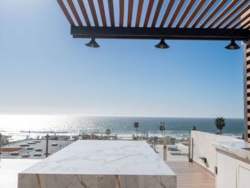 Casa moderna con elevador e impresionantes vistas panoramicas al oceano en Mision Viejo