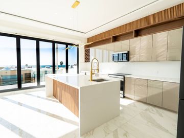Casa moderna con elevador e impresionantes vistas panoramicas al oceano en Mision Viejo