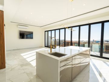 Casa moderna con elevador e impresionantes vistas panoramicas al oceano en Mision Viejo