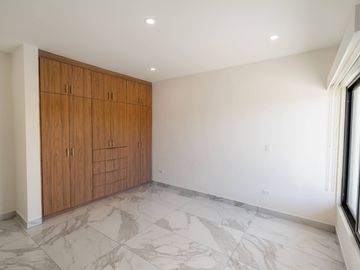 Casa moderna con elevador e impresionantes vistas panoramicas al oceano en Mision Viejo