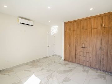 Casa moderna con elevador e impresionantes vistas panoramicas al oceano en Mision Viejo