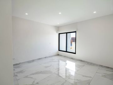 Casa moderna con elevador e impresionantes vistas panoramicas al oceano en Mision Viejo