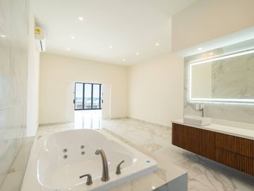 Casa moderna con elevador e impresionantes vistas panoramicas al oceano en Mision Viejo