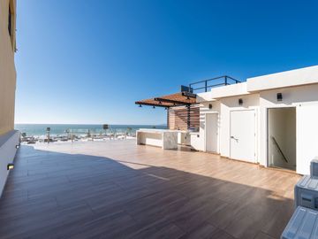 Casa moderna con elevador e impresionantes vistas panoramicas al oceano en Mision Viejo