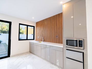 Casa moderna con elevador e impresionantes vistas panoramicas al oceano en Mision Viejo
