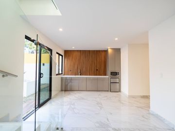 Casa moderna con elevador e impresionantes vistas panoramicas al oceano en Mision Viejo