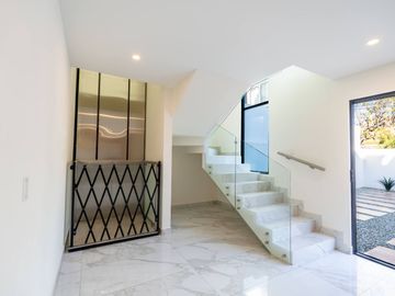 Casa moderna con elevador e impresionantes vistas panoramicas al oceano en Mision Viejo