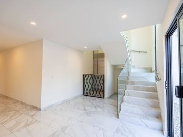 Casa moderna con elevador e impresionantes vistas panoramicas al oceano en Mision Viejo