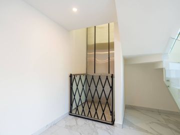 Casa moderna con elevador e impresionantes vistas panoramicas al oceano en Mision Viejo