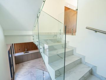 Casa moderna con elevador e impresionantes vistas panoramicas al oceano en Mision Viejo