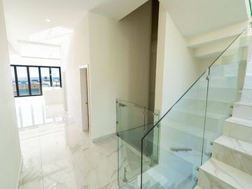 Casa moderna con elevador e impresionantes vistas panoramicas al oceano en Mision Viejo