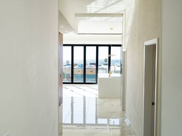 Casa moderna con elevador e impresionantes vistas panoramicas al oceano en Mision Viejo