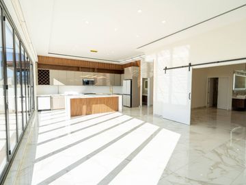 Casa moderna con elevador e impresionantes vistas panoramicas al oceano en Mision Viejo