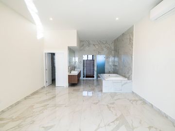 Casa moderna con elevador e impresionantes vistas panoramicas al oceano en Mision Viejo
