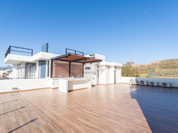 Casa moderna con elevador e impresionantes vistas panoramicas al oceano en Mision Viejo