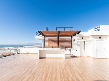 Casa moderna con elevador e impresionantes vistas panoramicas al oceano en Mision Viejo