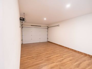 Casa moderna con elevador e impresionantes vistas panoramicas al oceano en Mision Viejo