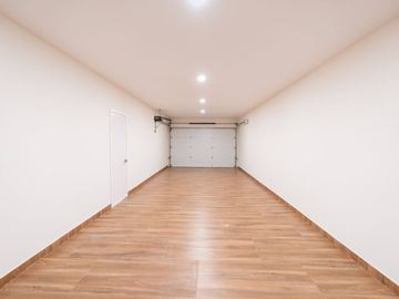 Casa moderna con elevador e impresionantes vistas panoramicas al oceano en Mision Viejo