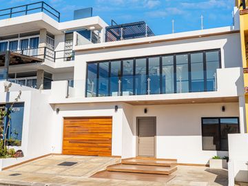 Casa moderna con elevador e impresionantes vistas panoramicas al oceano en Mision Viejo