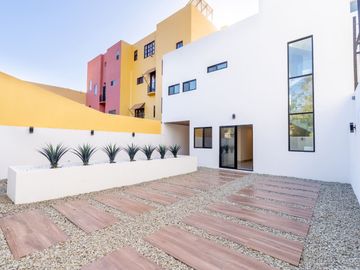 Casa moderna con elevador e impresionantes vistas panoramicas al oceano en Mision Viejo