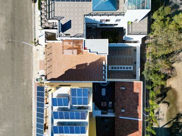Casa moderna con elevador e impresionantes vistas panoramicas al oceano en Mision Viejo