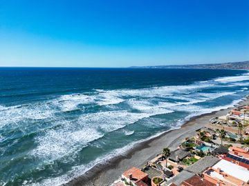 Casa moderna con elevador e impresionantes vistas panoramicas al oceano en Mision Viejo