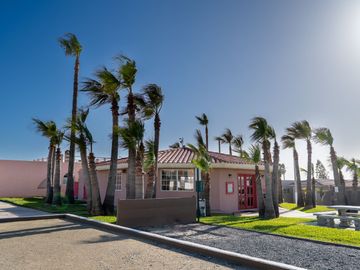Casa moderna con elevador e impresionantes vistas panoramicas al oceano en Mision Viejo