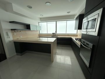 ESPECTACULAR TRIPLEX DE 4 DORMITORIOS, FRENTE AL OLIVAR DE SAN ISIDRO