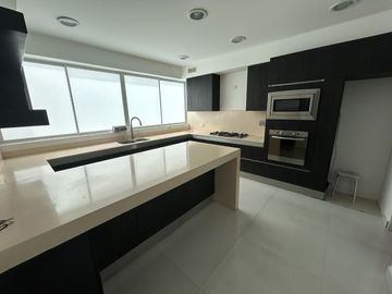 ESPECTACULAR TRIPLEX DE 4 DORMITORIOS, FRENTE AL OLIVAR DE SAN ISIDRO